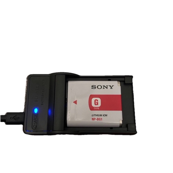 Sony Cyber-shot DSC-W200 12.1MP Digital Compact Camera Silver excellen condition - Picture 7 of 8